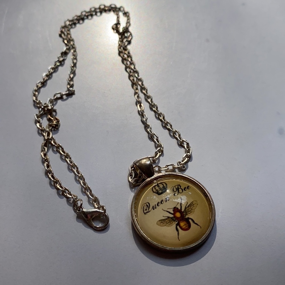 Costume bee jewelry with two pairs of earrings one queen bee necklace talisman - Picture 5 of 7